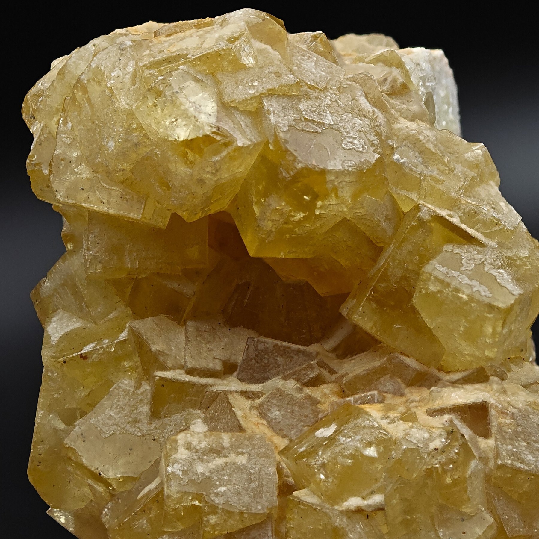 Gran fluorita amarilla, color intenso Cristales sobre matriz - Altura: 123 mm - Ancho: 115 mm- 962 g — foto 2