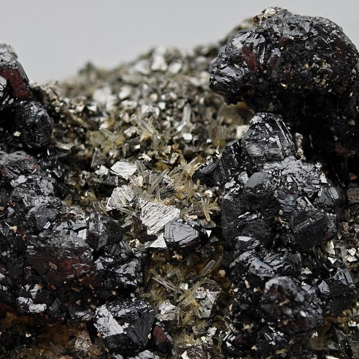 Cuarzo esfalerita negra sobre pirita dorada y cuarzos, Rumanía Cristales sobre matriz - Altura: 85 mm - Ancho: 70 mm- 301 g — foto 4