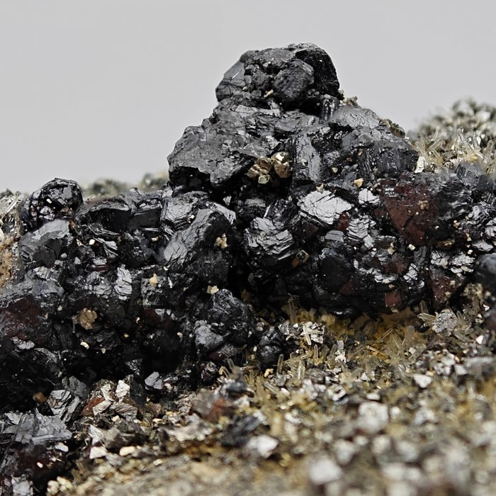 Cuarzo esfalerita negra sobre pirita dorada y cuarzos, Rumanía Cristales sobre matriz - Altura: 85 mm - Ancho: 70 mm- 301 g — foto 5