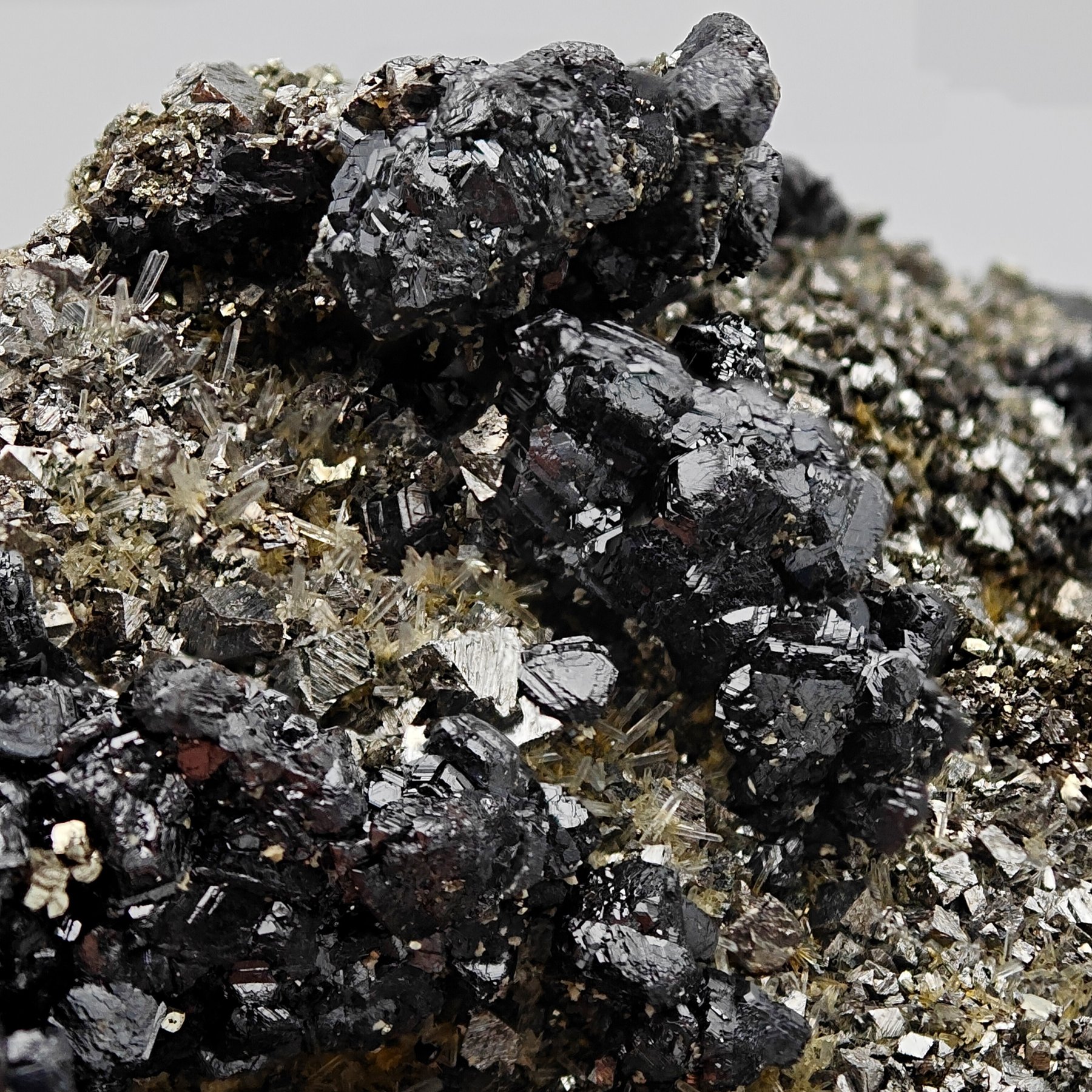 Cuarzo esfalerita negra sobre pirita dorada y cuarzos, Rumanía Cristales sobre matriz - Altura: 85 mm - Ancho: 70 mm- 301 g — foto 6