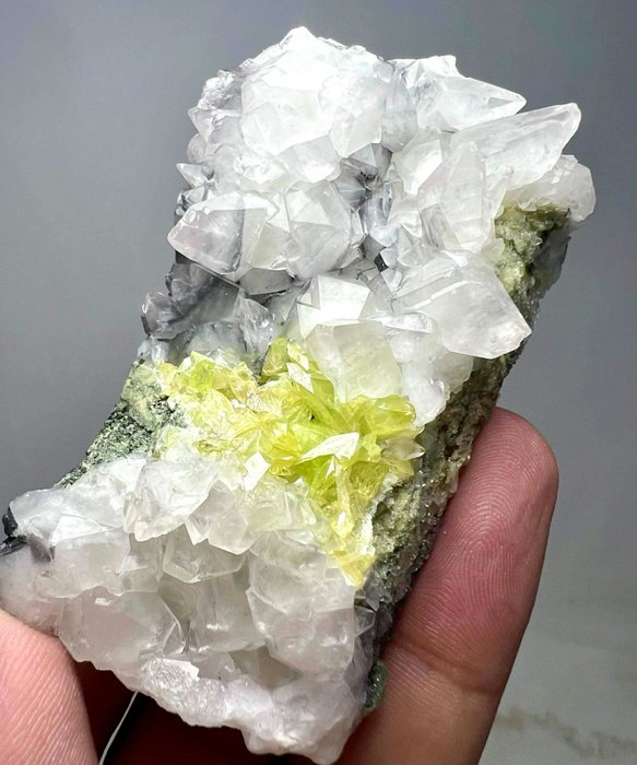 Esfena Cristales sobre matriz - Altura: 75 mm - Ancho: 46 mm- 84 g - (1) — foto 2