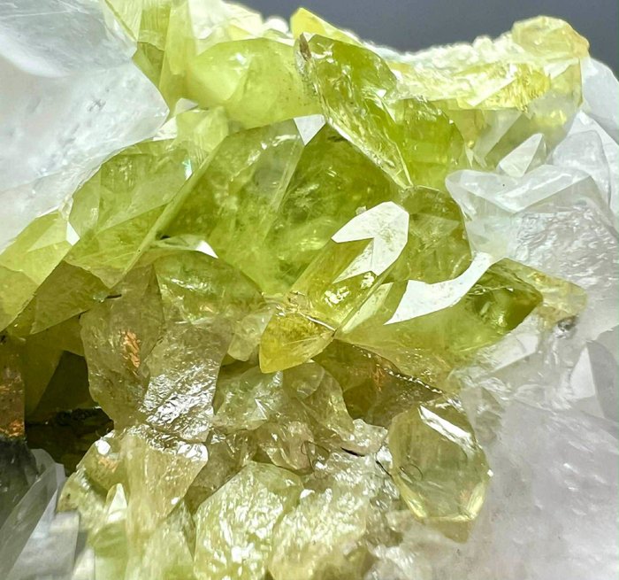 Esfena Cristales sobre matriz - Altura: 75 mm - Ancho: 46 mm- 84 g - (1) — foto 3