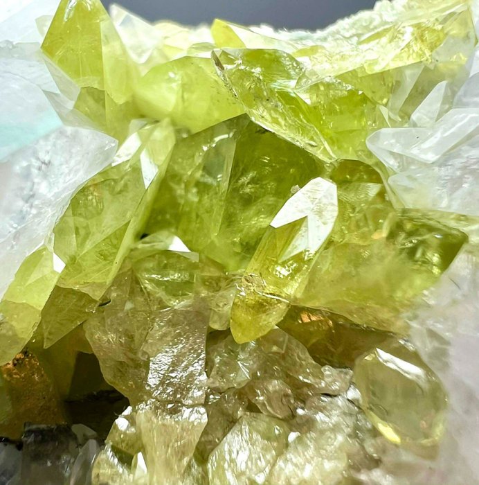 Esfena Cristales sobre matriz - Altura: 75 mm - Ancho: 46 mm- 84 g - (1) — foto 5