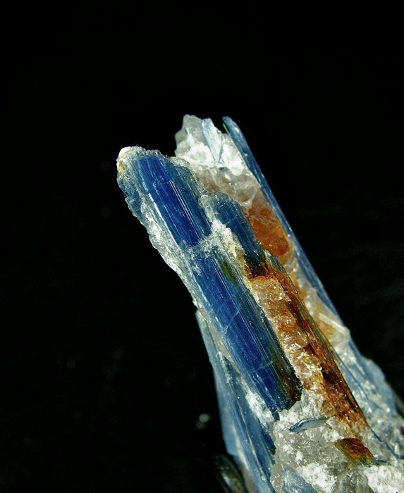 CW1992 Colorata cianita Cristales sobre matriz - Altura: 112 mm - Ancho: 33 mm- 140 g - (1) — foto 2