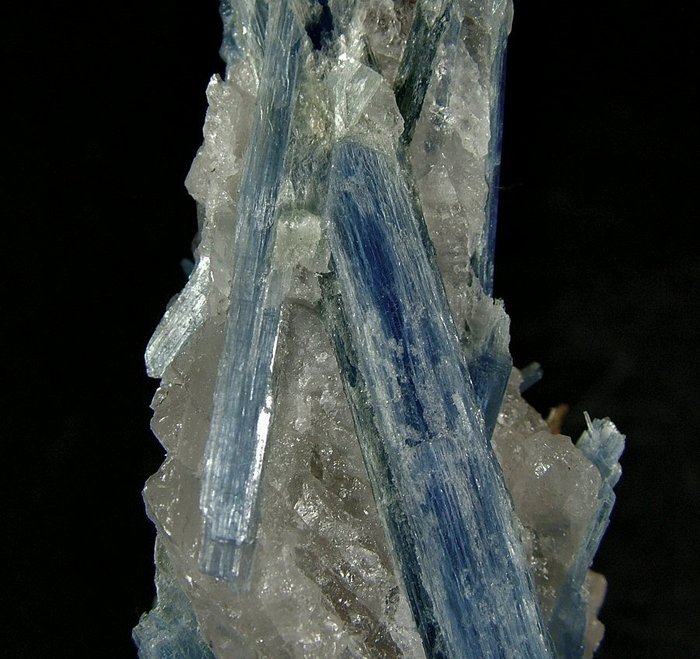 CW1992 Colorata cianita Cristales sobre matriz - Altura: 112 mm - Ancho: 33 mm- 140 g - (1) — foto 8